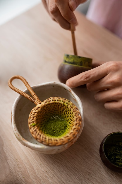 Foto grátis homem de alto ângulo com chá matcha