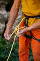 Foto grátis homem de alto ângulo com equipamento de escalada