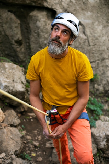 Homem de alto ângulo com equipamento de escalada