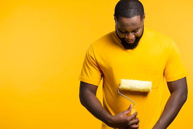 Homem de alto ângulo com ferramenta de pintura