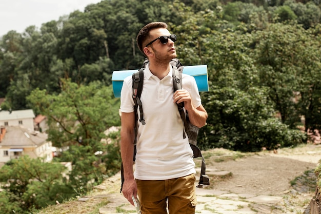 Homem de alto ângulo com mochila de viagem