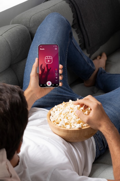 Foto grátis homem de alto ângulo comendo pipoca