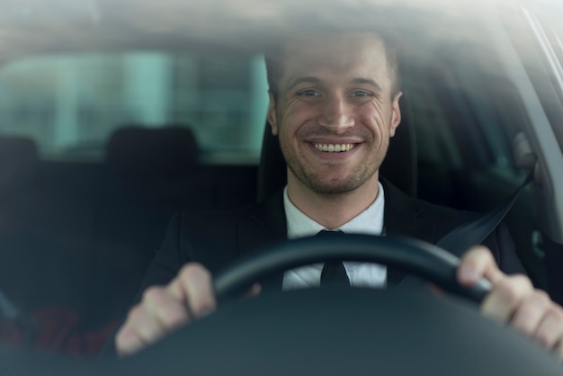 Homem de alto ângulo de condução