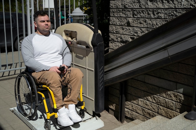 Homem de alto ângulo em cadeira de rodas