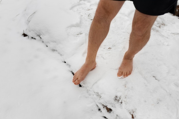 Homem de alto ângulo experimentando exposição ao frio para o bem-estar