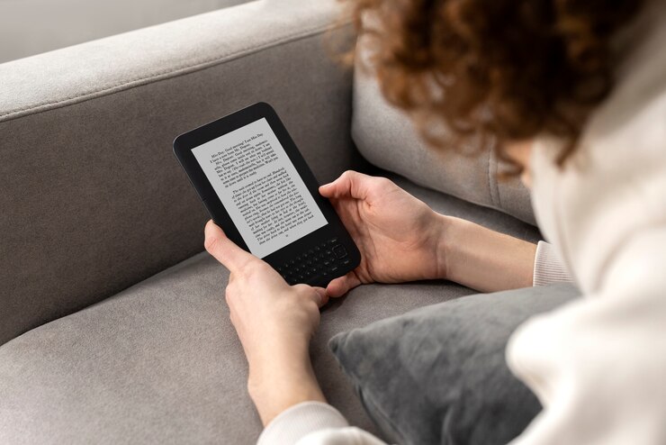Foto grátis homem de alto ângulo lendo revista digital