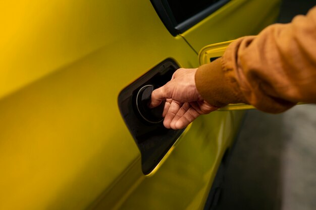 Homem de alto ângulo no posto de gasolina