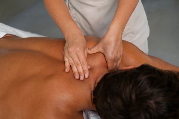 Foto grátis homem de alto ângulo relaxando no spa