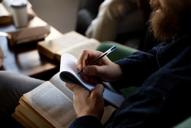 Homem de alto ângulo tomando notas