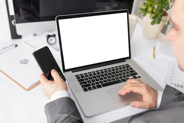 Homem de alto ângulo, trabalhando no laptop