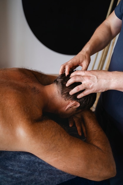 Foto grátis homem de ângulo alto a fazer massagem.