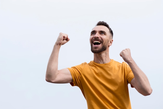 Homem de baixa visão sendo extremamente feliz