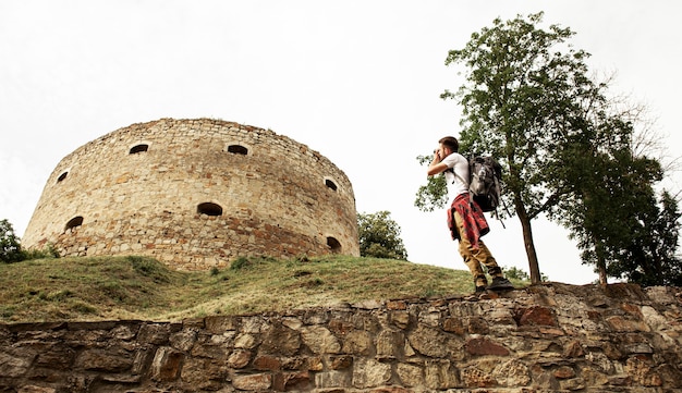 Foto grátis homem de baixo ângulo, tirando fotos do castelo