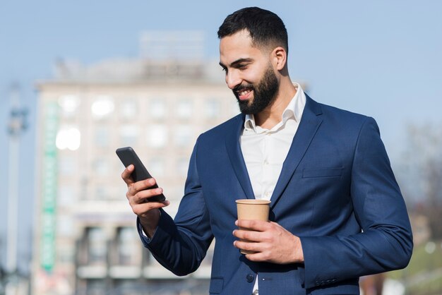 Homem de baixo ângulo usando celular