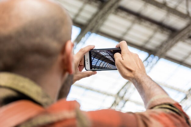 Homem de baixo ângulo viajando tirando fotos