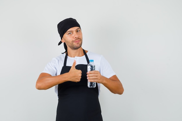 Homem de Baker segurando uma garrafa de água, mostrando o polegar na camiseta