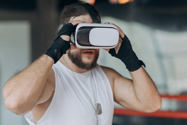 Homem de boxer com óculos vr lutando em realidade virtual simulada