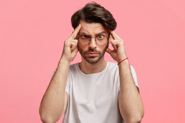 Homem de cabelo escuro com óculos redondos