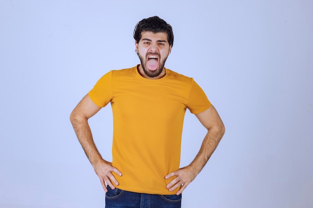 Foto grátis homem de camisa amarela com dor de garganta