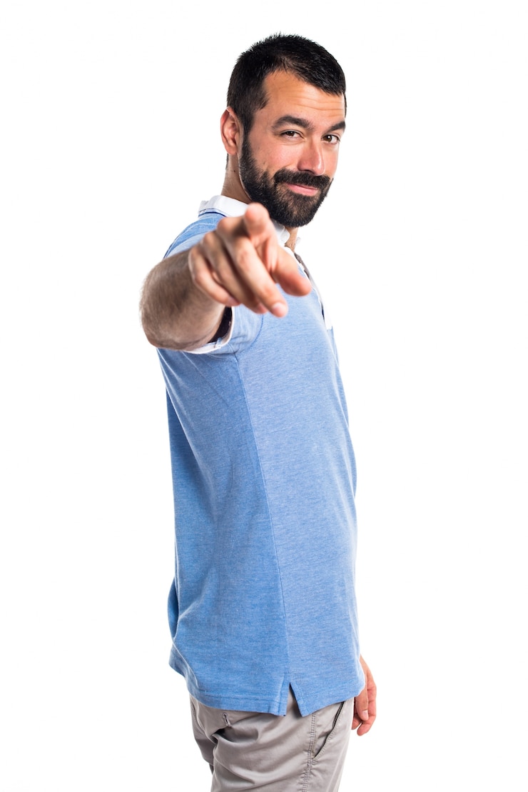 Foto grátis homem de camisa azul apontando para a frente