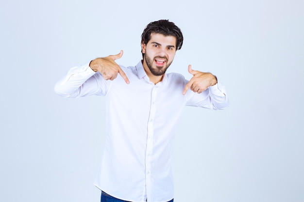 Foto grátis homem de camisa branca, apontando para si mesmo.