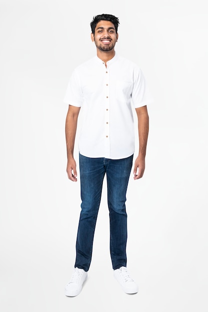 Homem de camisa branca e jeans casual, moda, corpo inteiro