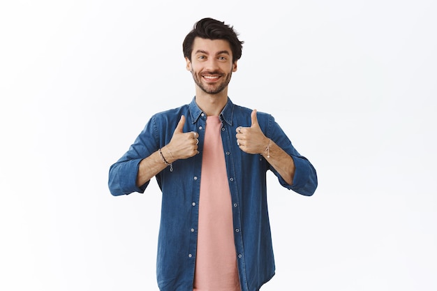 homem de camisa, camiseta mostrando o polegar para cima e sorrindo, dar aprovação, apoiar você em fazer uma escolha excelente