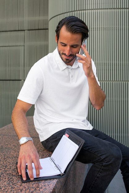 Homem de camisa pólo branca falando ao telefone roupas masculinas, roupas da moda