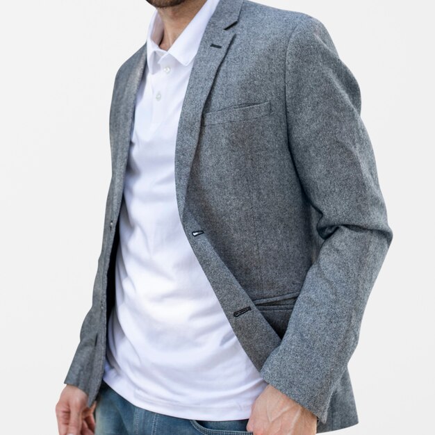 Homem de camisa polo simples usando terno de look empresarial sessão de fotos