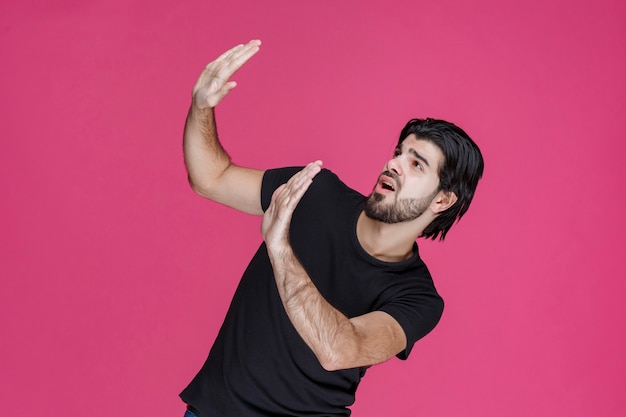 Foto grátis homem de camisa preta não quer algo e rejeita