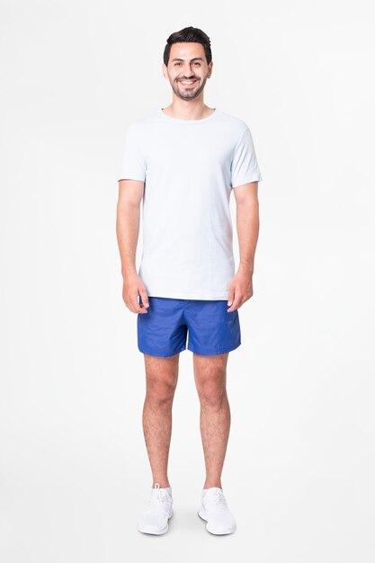 Homem de camiseta branca e calção azul com espaço de design de corpo inteiro