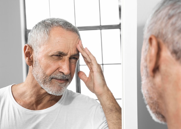 Homem de close-up com dor de cabeça