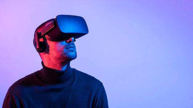 Homem de close-up com óculos VR e cópia-espaço