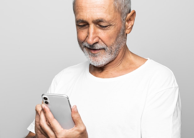 Homem de close-up segurando smartphone