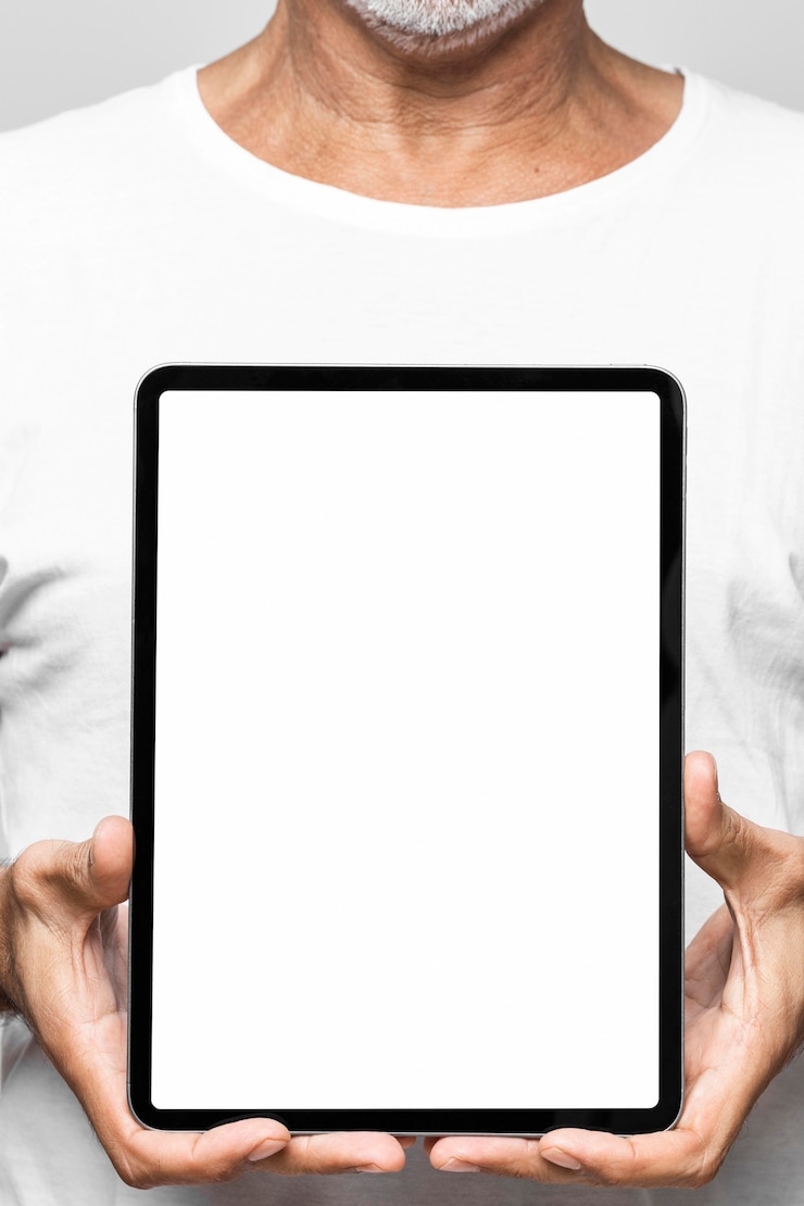 Foto grátis homem de close-up segurando tablet