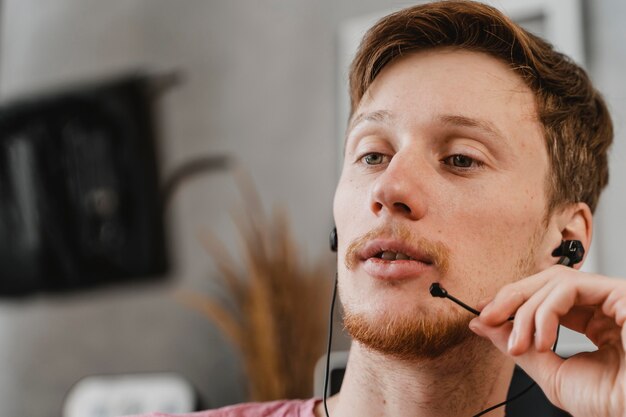 Homem de close-up transmitindo com fones de ouvido