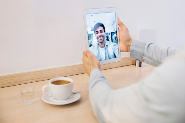 Homem de colheita segurando o tablet com selfie