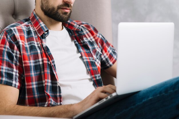 Homem de colheita usando laptop