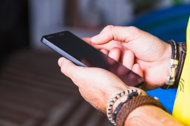 Homem de colheita usando smartphone