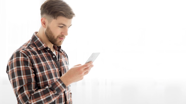 Homem de cópia-espaço com mobile