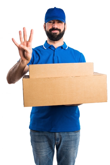 Foto grátis homem de entrega, contando quatro