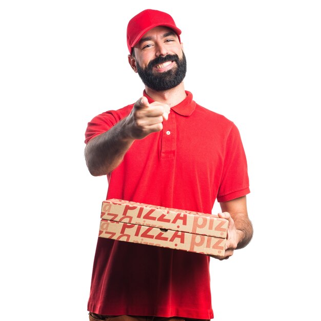 Homem de entrega de pizza apontando para a frente