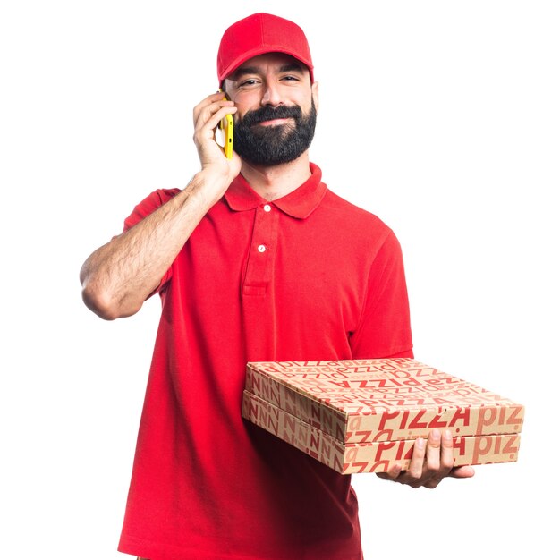 Homem de entrega de pizza conversando com o celular