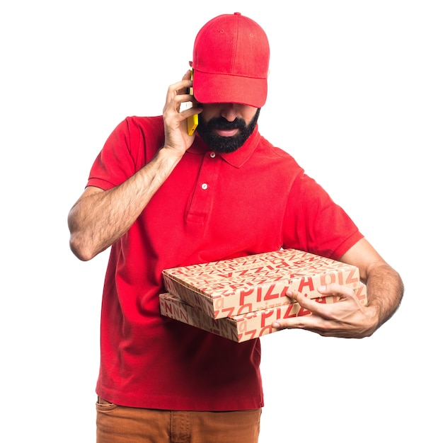 Homem de entrega de pizza conversando com o celular