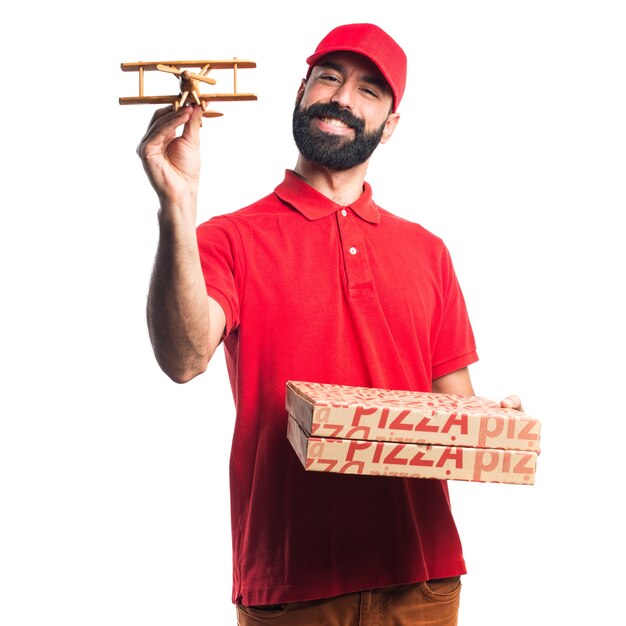 Homem de entrega de pizza segurando um avião de brinquedo de madeira