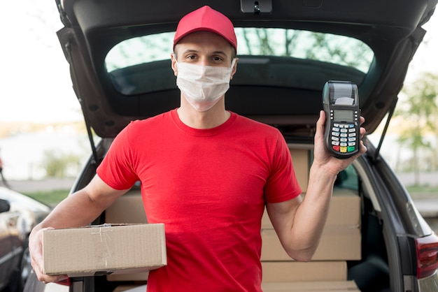 Foto grátis homem de entrega de tiro médio com pos