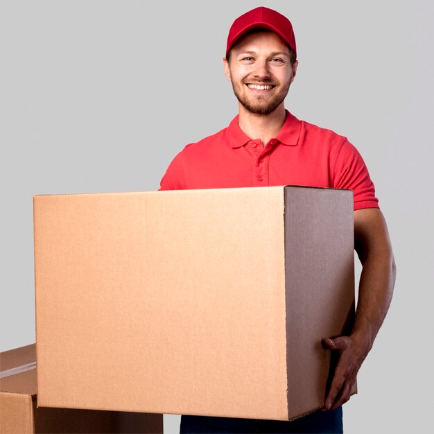 Homem de entrega sorridente com caixa