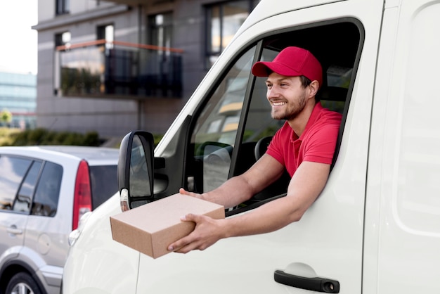 Homem de entrega sorridente com pacote