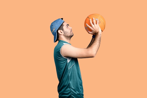Homem de esportes rasing uma bola de basquete para jogar modelo paquistanês indiano