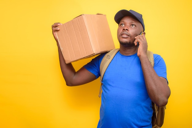 Homem de expedição africano fazendo uma ligação